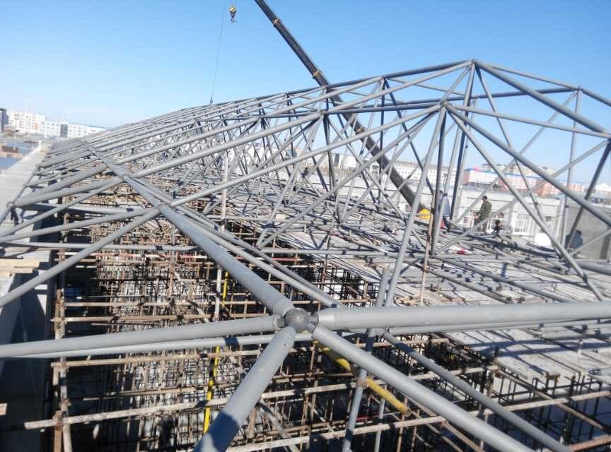 东兴商贸城屋顶网架工程