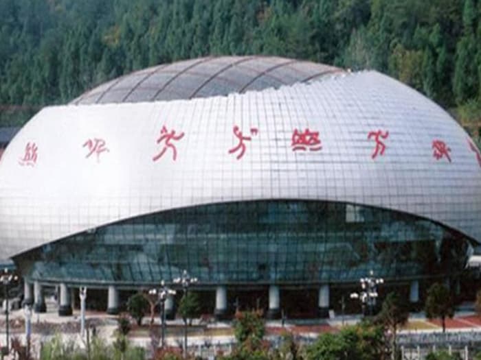 东兴体育中心球形网架加工安装